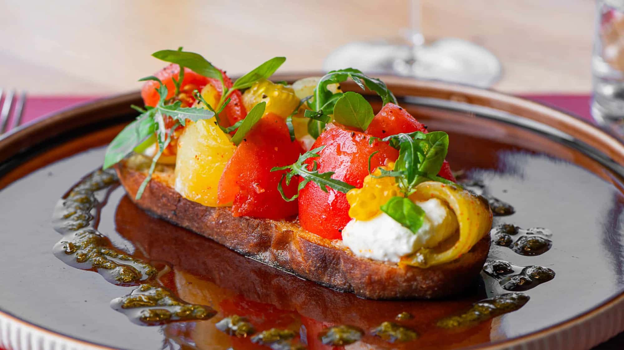 Cook with Stéphane Décotterd #14 – Sourdough bread bruschetta with tomatoes and Vaud burratina